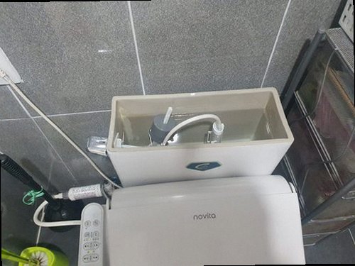 하남 선동 하수구막힘 작업 후 배수 흐름을 확인하는 마무리 점검 장면