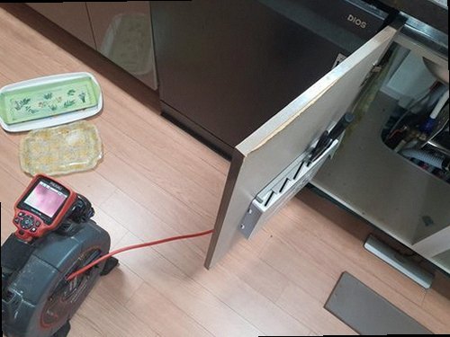 하남 상사창동 하수구막힘 배수 속도와 내부 오염 상태를 확인하는 모습