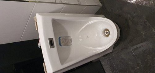 하남 하수구막힘 배수구 거름망과 트랩 부분을 점검하는 모습