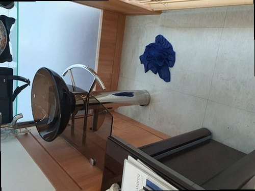 하남 미사동 하수구막힘 배수구 주변 이물질과 수위 상태를 확인하는 모습